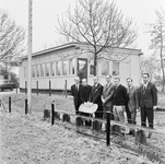 126610 Afbeelding van het bestuur van de Spoorweg Sport Vereniging Utrecht (S.S.V.U.) bij het net geopende nieuwe ...